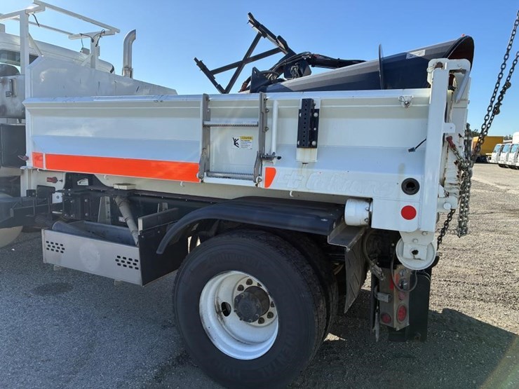 2021-freightliner-dump-truck-image-10