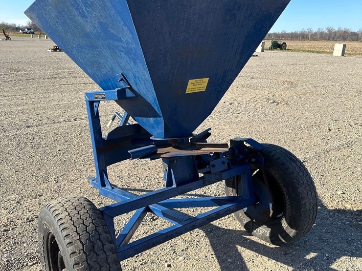 2675---lightfoot-fertilizer-spreader-image-1