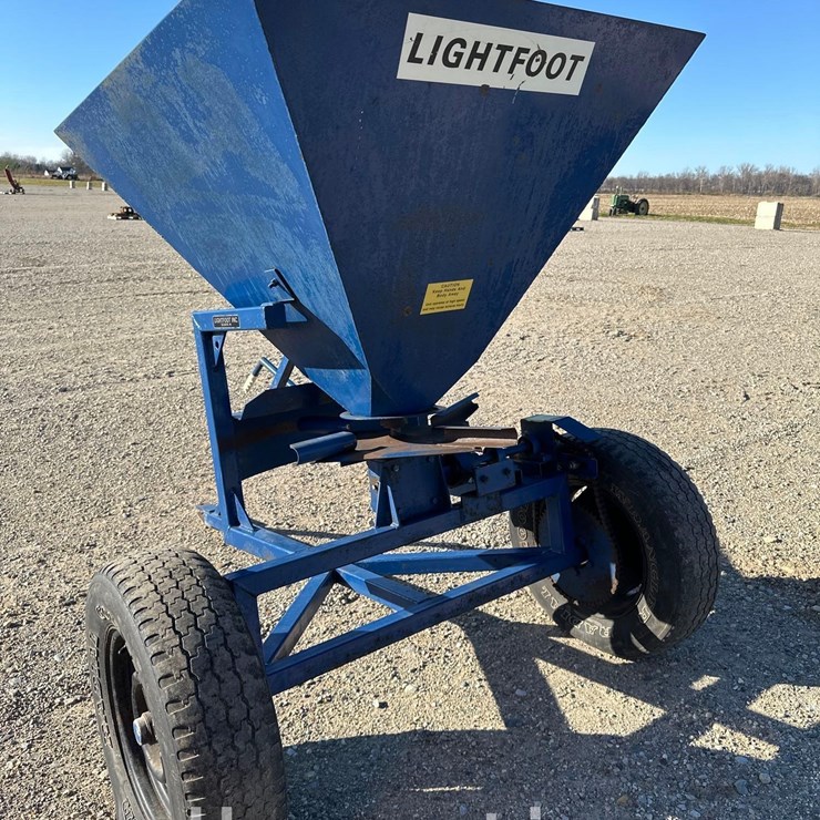 2675 - LIGHTFOOT FERTILIZER SPREADER