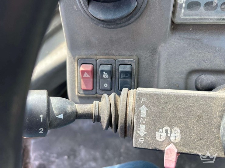 2004-deere-324h-image-21