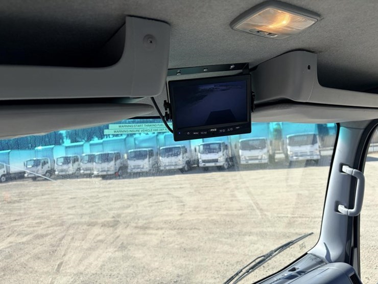 2016-isuzu-nrr-image-18