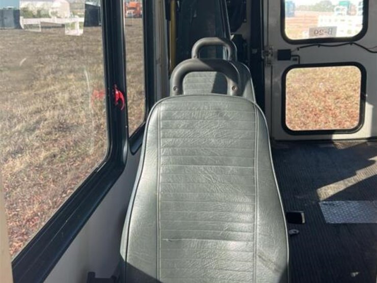 2005-ford-e350-image-13