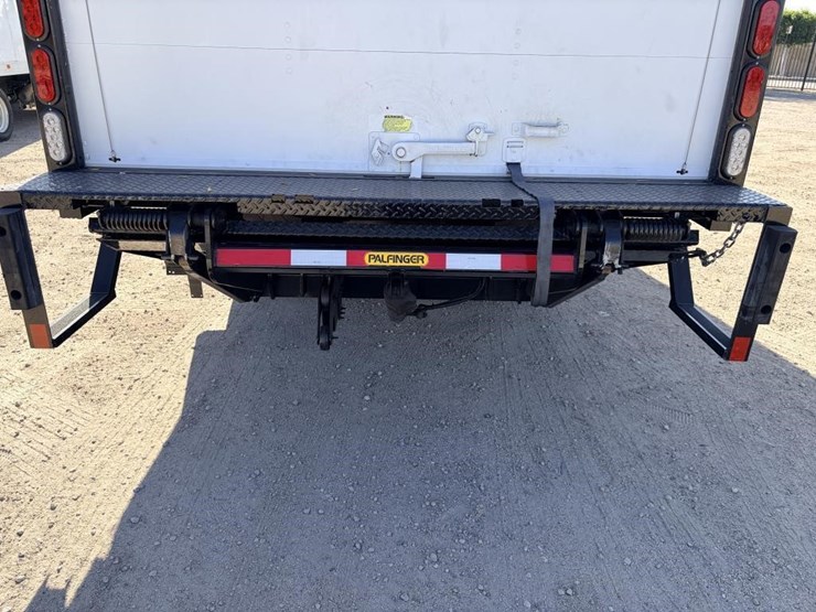 2023-isuzu-nrr-image-6