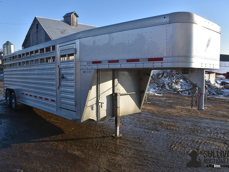 2019-featherlite-24'-t/a-aluminum-livestock-trailer-image-3