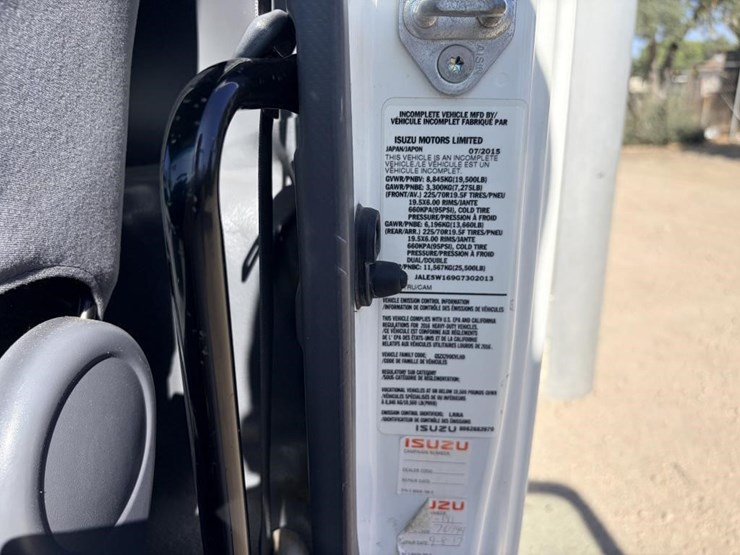 2016-isuzu-nrr-image-22