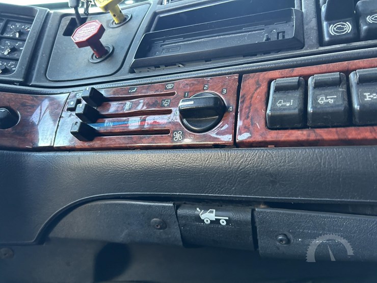 1999-volvo-vnl64t770-image-7