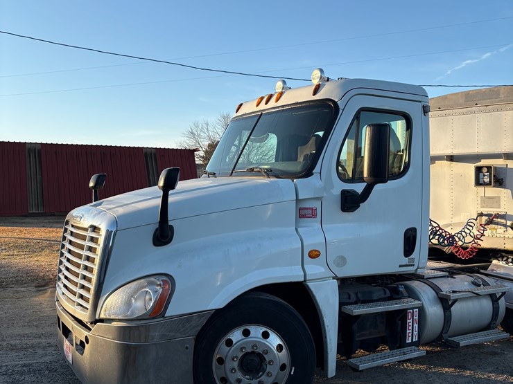2012-freightliner-cascadia-isx-450-hp-cummins,-507k-miles,-new-steering-tires,-in-use-daily,-title-in-hand-image-1
