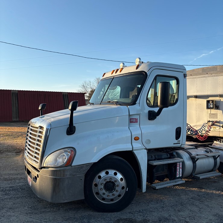 2012 FREIGHTLINER CASCADIA ISX 450 HP CUMMINS, 507K MILES, NEW STEERING TIRES, IN USE DAILY, TITLE IN HAND