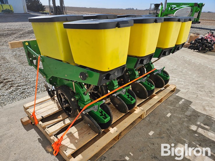 john-deere-max-emerge-plus-row-units-w/precision-planting-v-drives-image-7
