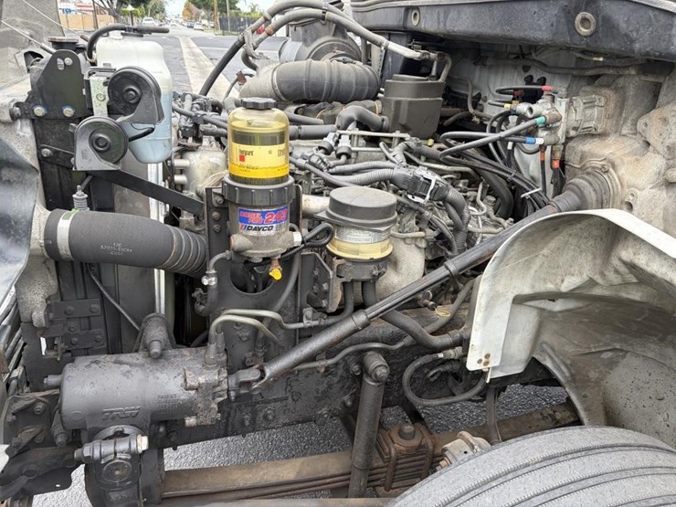 2016-hino-box-truck-image-13