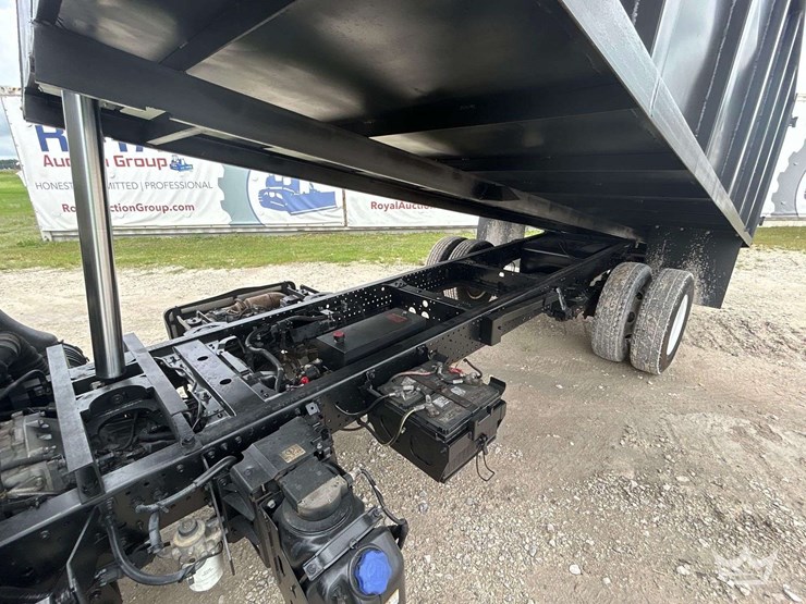 2016-isuzu-npr-image-21