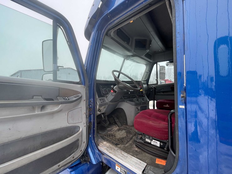 #308-•-2005-freightliner-columbia-semi-tractor-(has-wi-title)-(denmark,-wi)-image-72