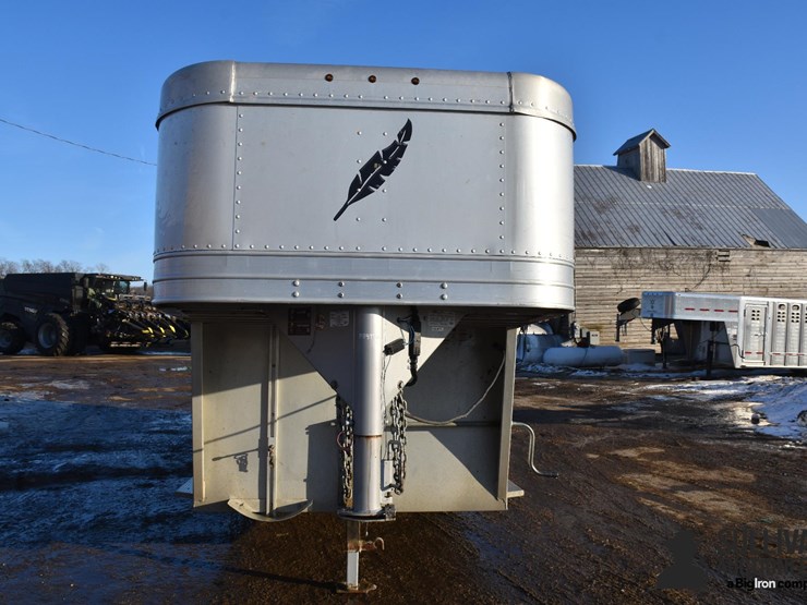 2019-featherlite-24'-t/a-aluminum-livestock-trailer-image-2