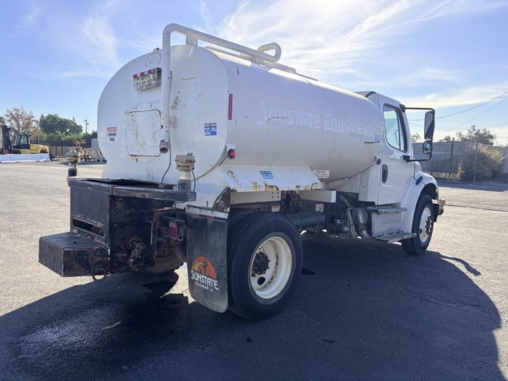 2015-freightliner-m2-106-image-3