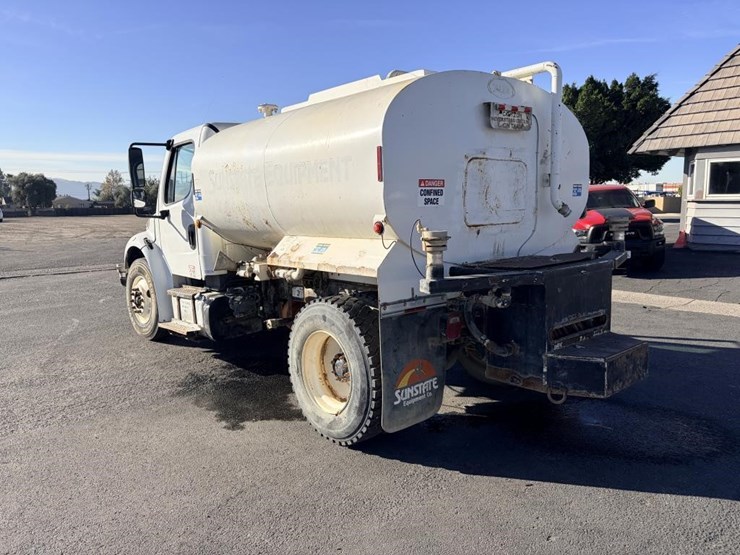 2015-freightliner-m2-106-image-4