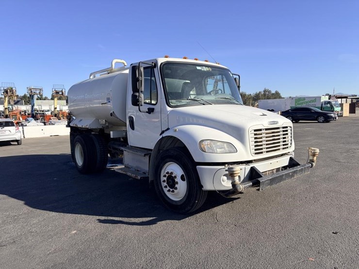 2015-freightliner-m2-106-image-2