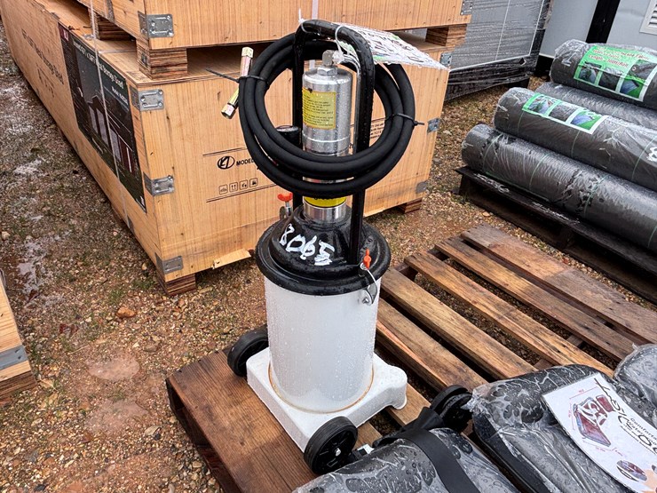 #8065-•-air-operated-grease-pump-image-1