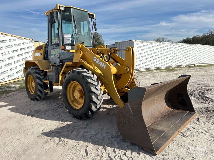 2004-deere-324h-image-2