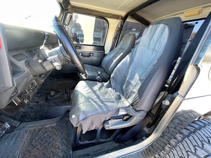 1995-jeep-wrangler-image-16