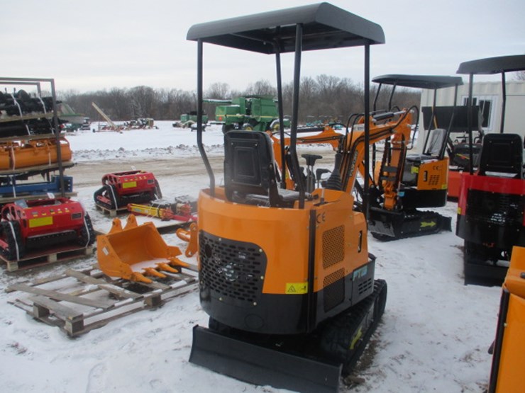 #6597-•-future-ft15-mini-excavator-13.5hp-gas-engine,-rubber-track,16in-digging-bucket,-hydraulic-plumbing,-bulldozer-blade,-manual-thumb-image-2