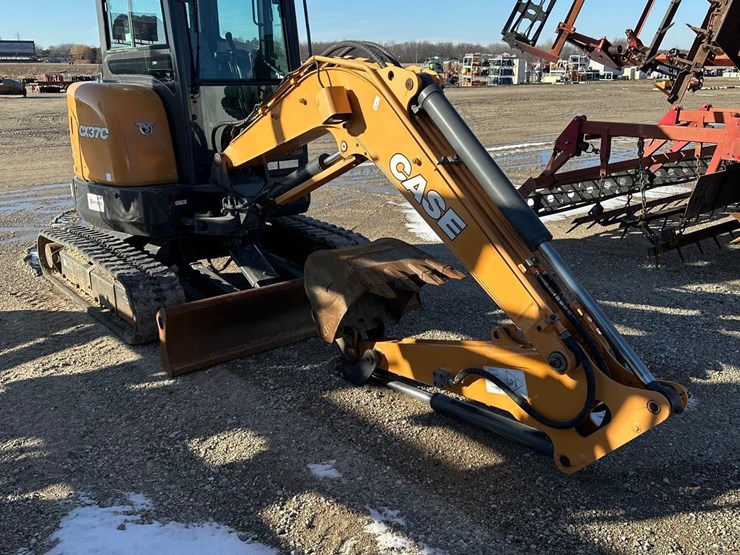 2019-case-cx37c-image-1
