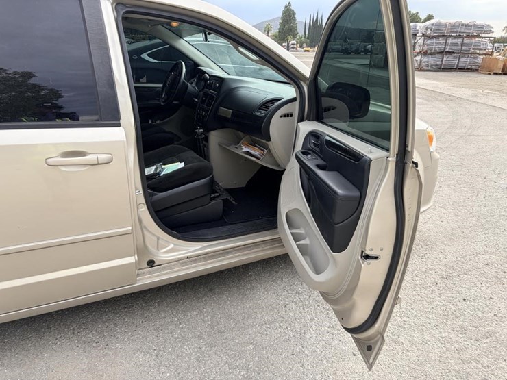 2016-dodge-grand-caravan-image-9