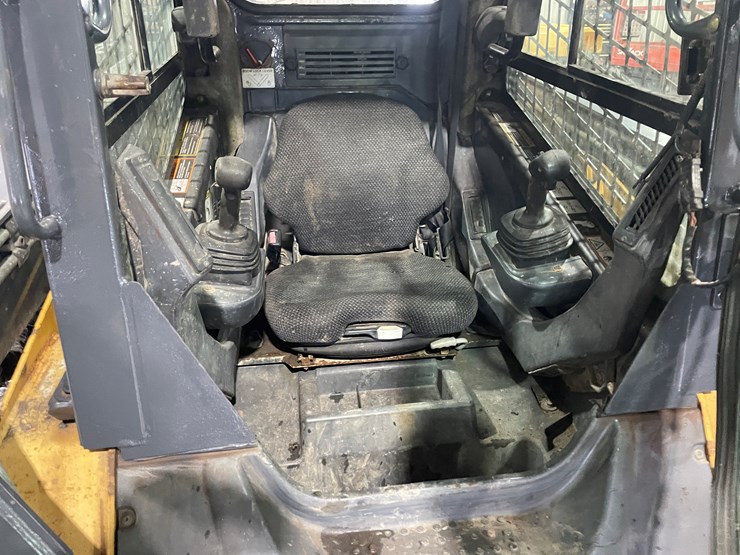 2011-john-deere-329d-image-30