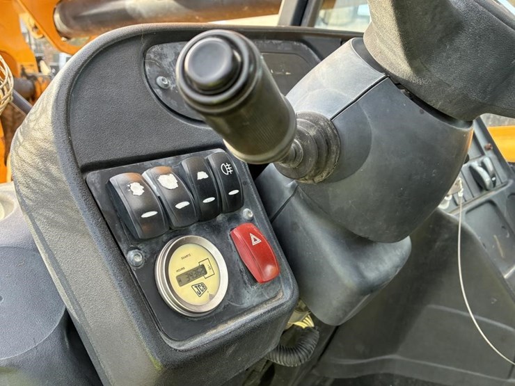 2014-jcb-telescopic-reach-lift-image-16