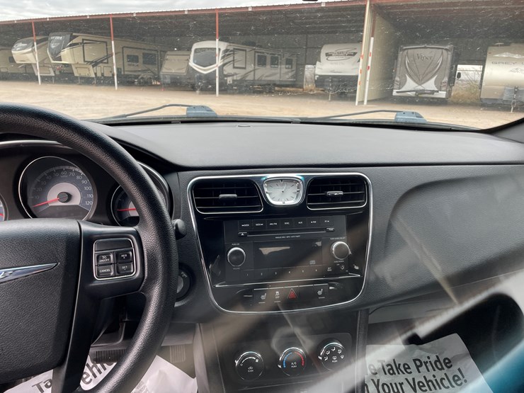 #111-•-2013-chrysler-200-(nm-title)-image-19