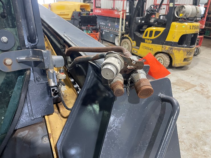 2011-john-deere-329d-image-28