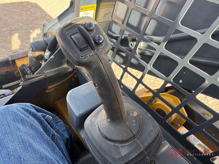 2022-deere-317g-image-16