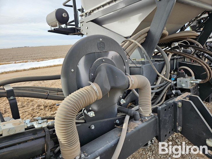 2023-harvest-international-16r30-stack-fold-center-fill-planter-image-17