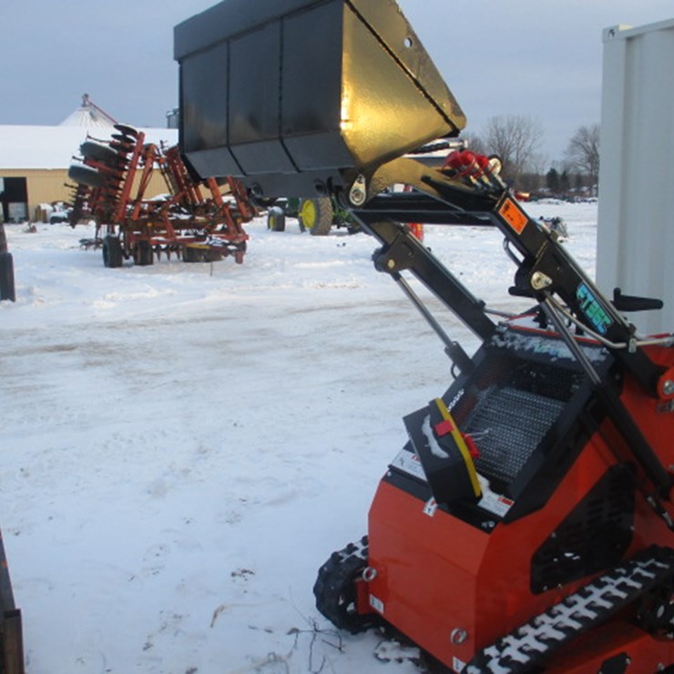 #6590 • Future FT36C Mini Skid steer 13.5Hp Gasoline engine, electric start Open Operator Station, 40 in Bucket, 1985#, 770# max lifting force