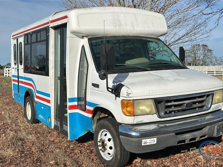 2005-ford-e350-image-1