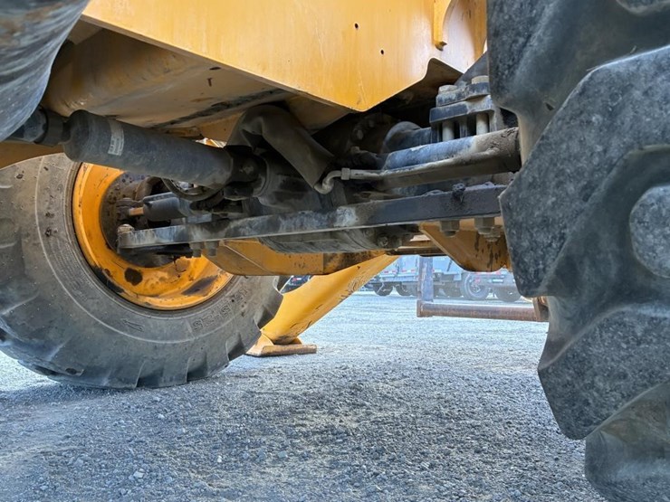 2014-jcb-telescopic-reach-lift-image-13