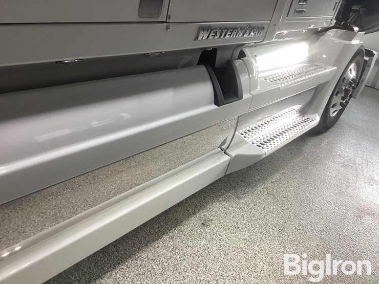 2022-western-star-5700xe-image-10