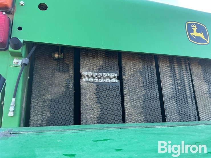 2010-john-deere-568-image-16