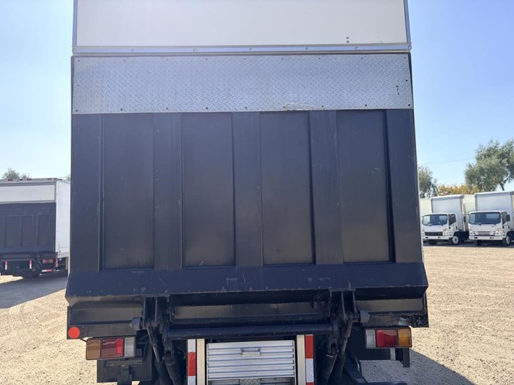 2016-isuzu-nrr-image-6