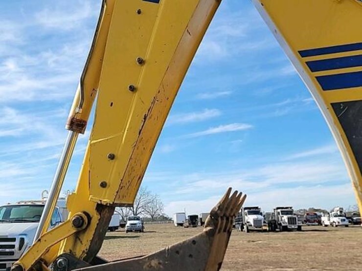 komatsu-wb146-image-15