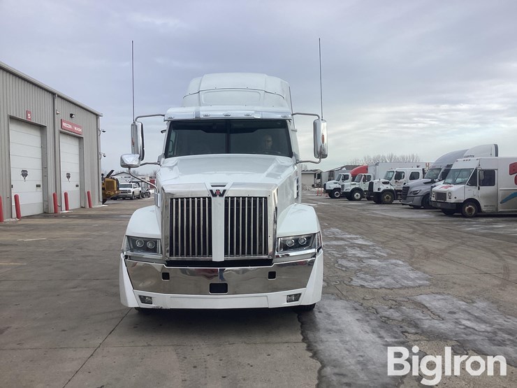 2022-western-star-5700xe-image-2