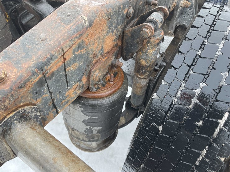 #308-•-2005-freightliner-columbia-semi-tractor-(has-wi-title)-(denmark,-wi)-image-33