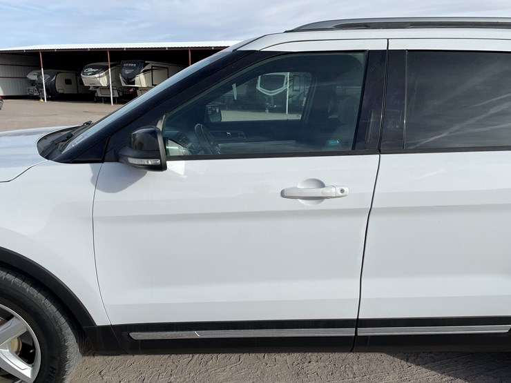 2017-ford-explorer-image-17