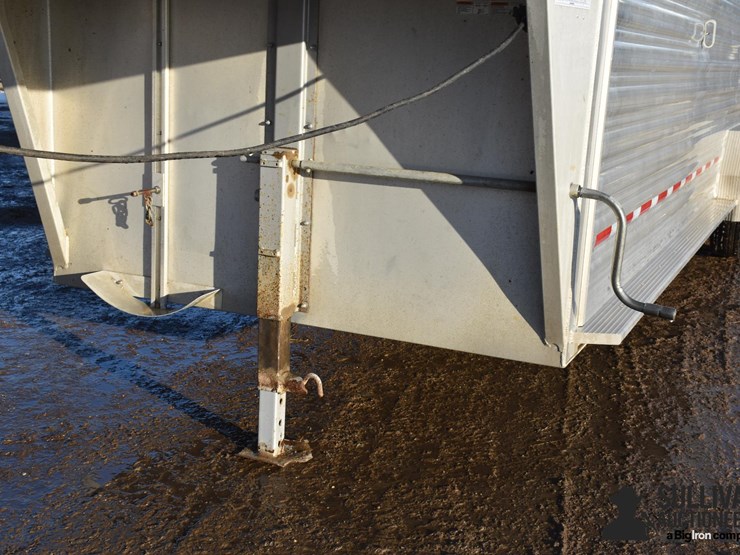 2019-featherlite-24'-t/a-aluminum-livestock-trailer-image-12