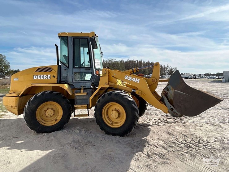 2004-deere-324h-image-33