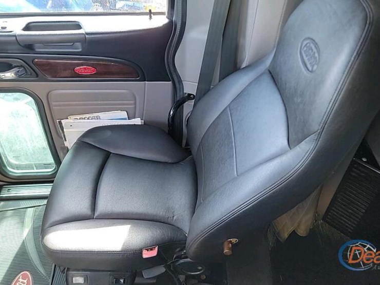 2021-peterbilt-389-image-19