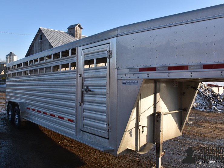 2019-featherlite-24'-t/a-aluminum-livestock-trailer-image-16
