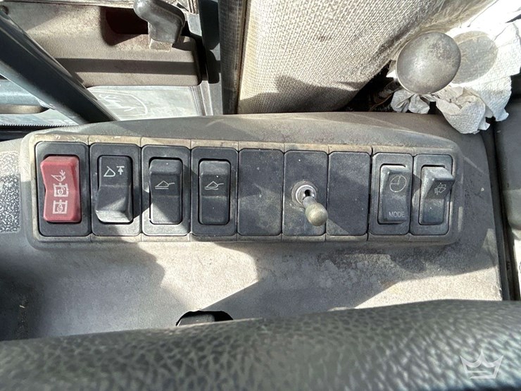 2004-deere-324h-image-24