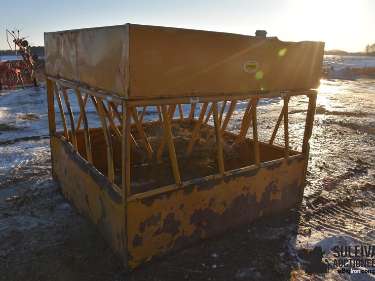 sioux-square-hay-max-feeder-image-3