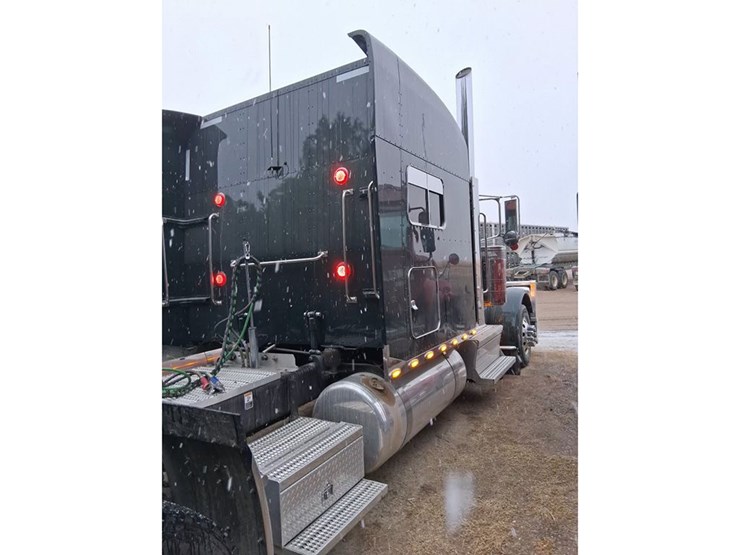 2023-peterbilt-389-image-5