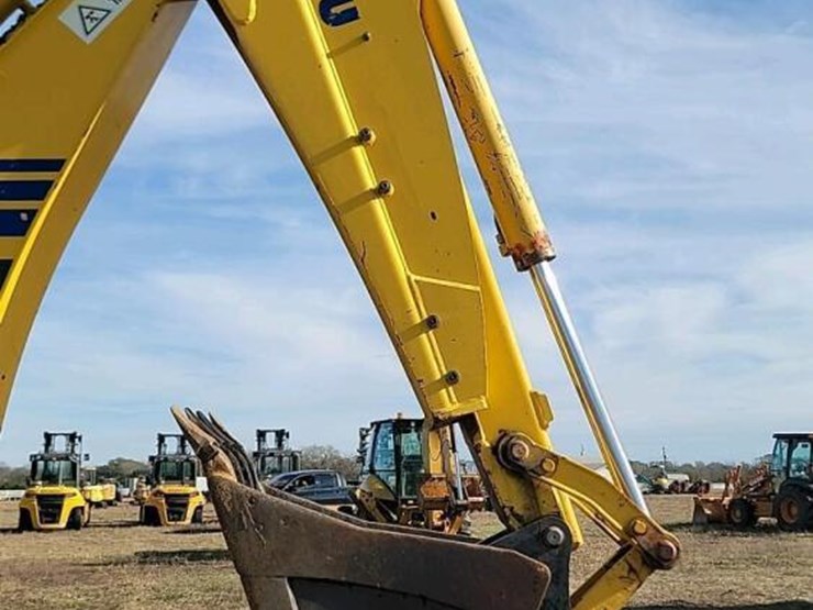 komatsu-wb146-image-16